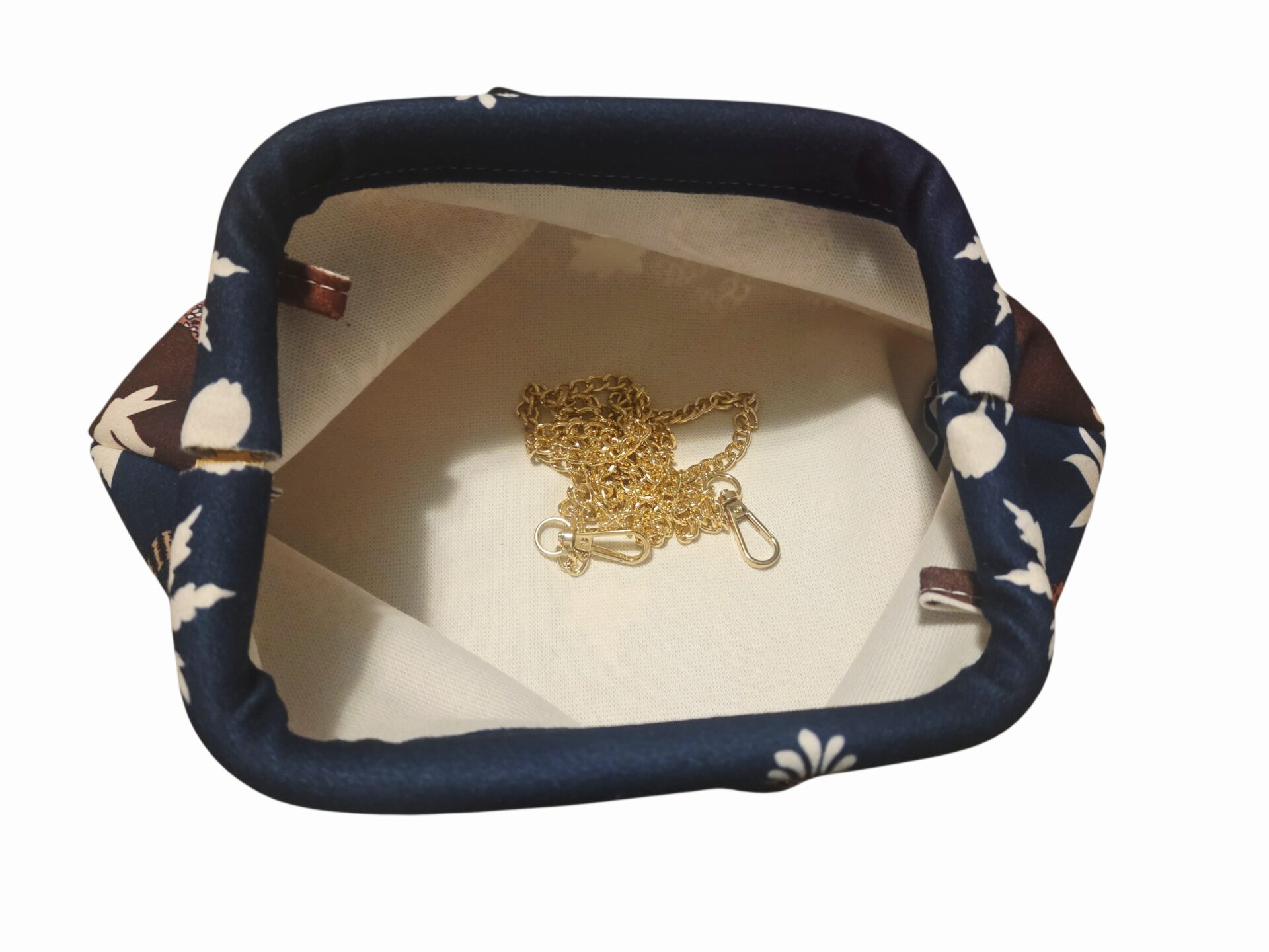 Pochette in tessuto con leopardi, ,dotata di catenella dorata,interno nudo. Misure L31 H18.
colore blu Spedizione Gratuita
