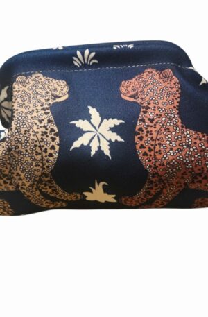 Pochette in tessuto con leopardi, ,dotata di catenella dorata,interno nudo. Misure L31 H18.
colore blu Spedizione Gratuita