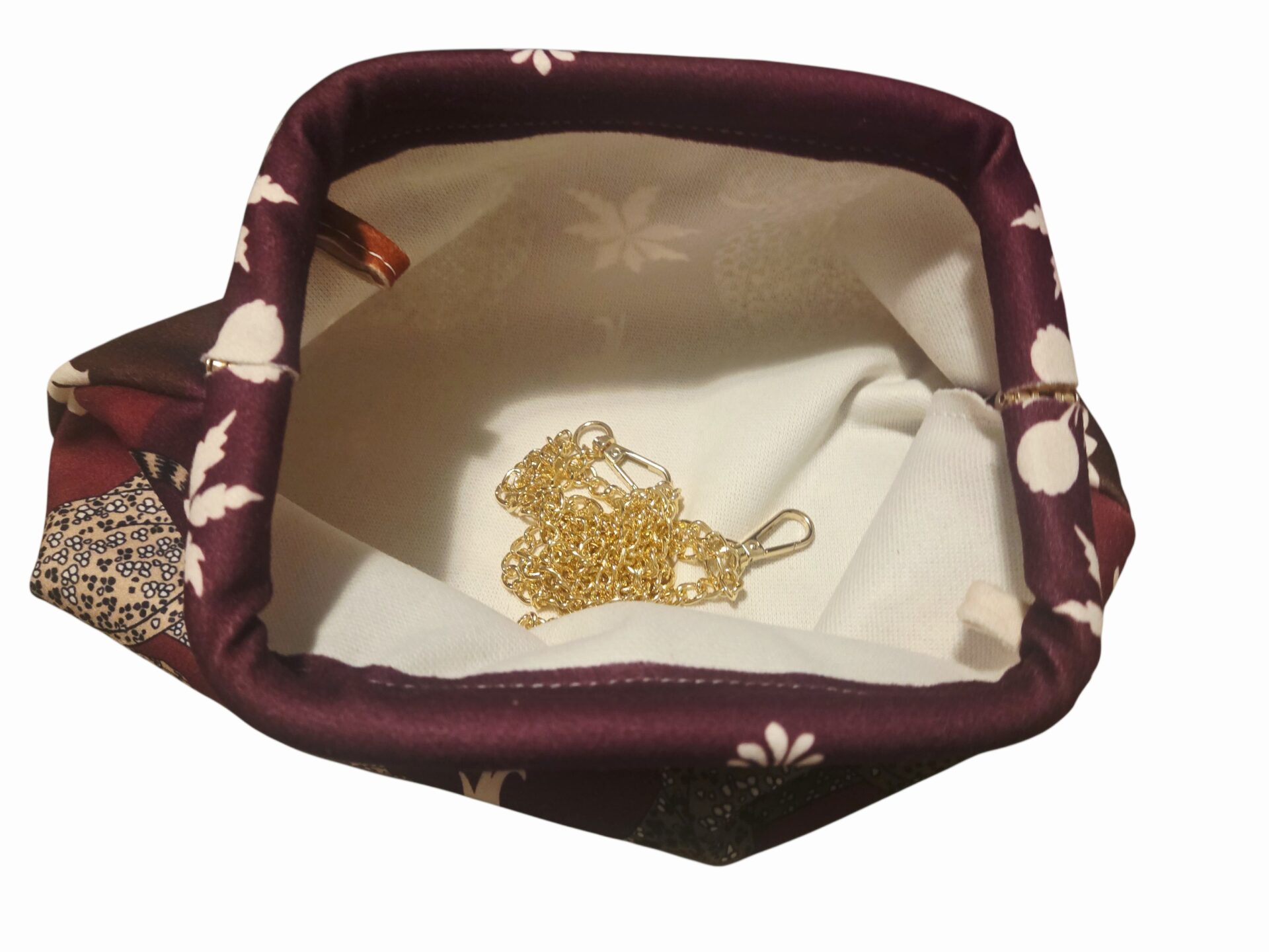 Pochette in tessuto con leopardi, ,dotata di catenella dorata,interno nudo. Misure L31 H18 Spedizione Gratuita