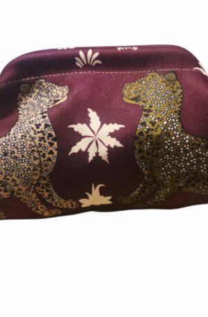 Pochette in tessuto con leopardi, ,dotata di catenella dorata,interno nudo. Misure L31 H18 Spedizione Gratuita