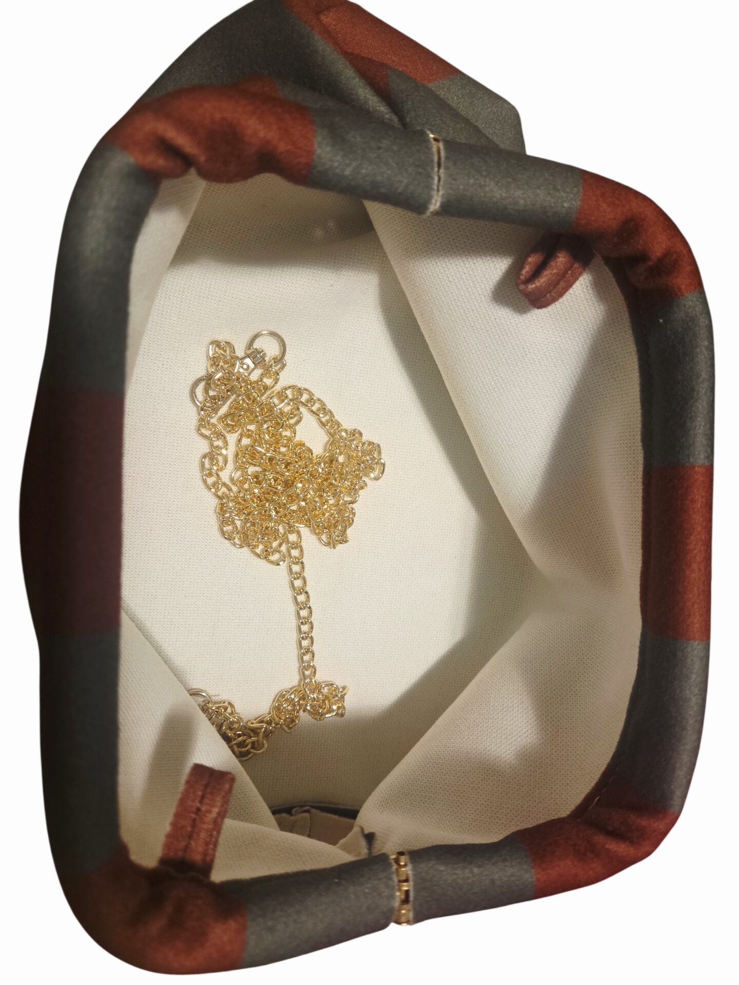 Pochette in tessuto rigato verde marrone,dotata di catenella dorata,interno nudo. Misure L31 H18 Spedizione Gratuita