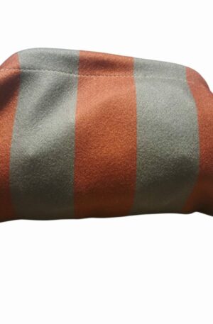 Pochette in tessuto rigato verde marrone,dotata di catenella dorata,interno nudo. Misure L31 H18 Spedizione Gratuita