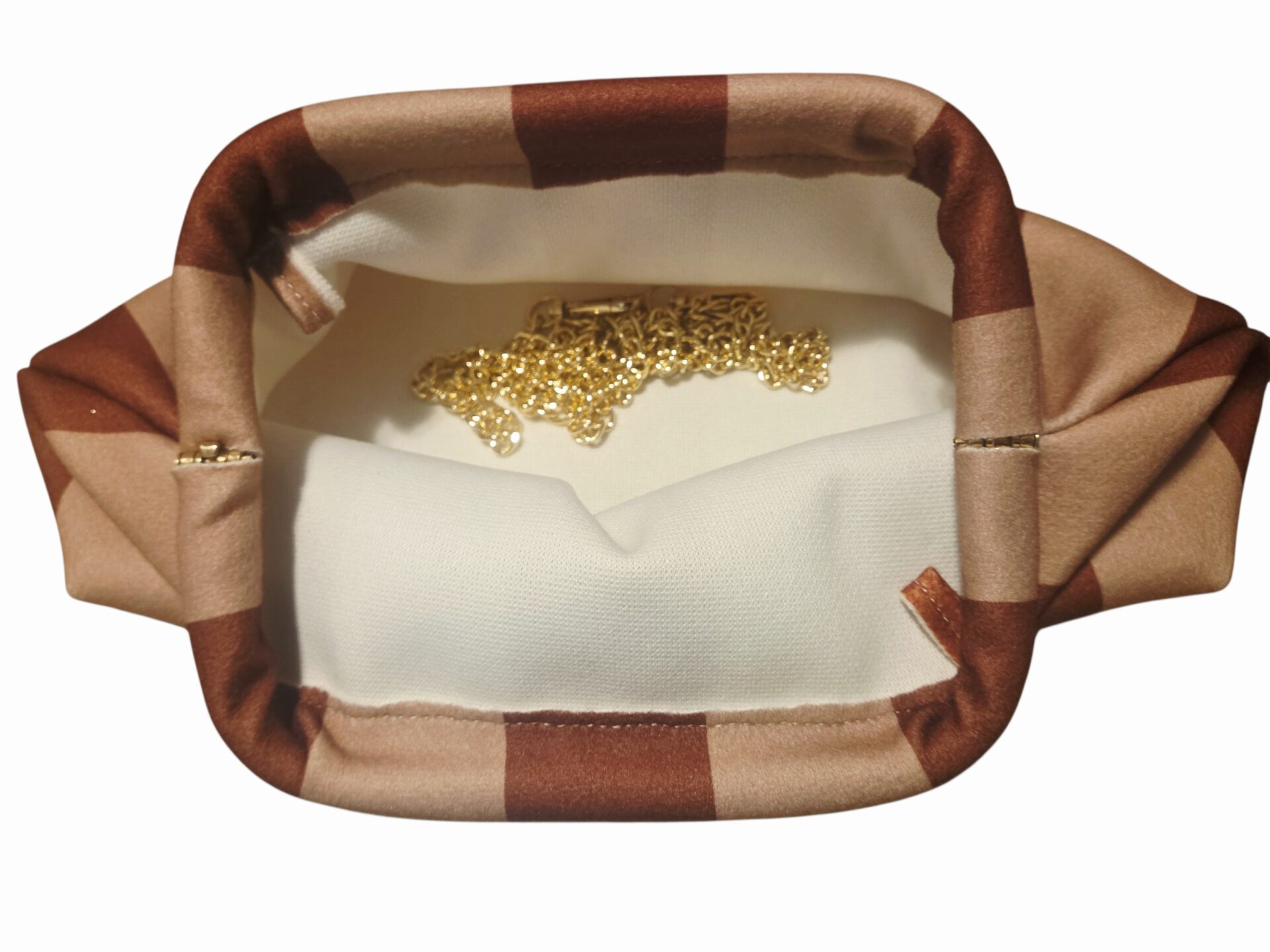 Pochette in tessuto rigato ,dotata di catenella dorata,interno nudo. Misure L31 H18 Spedizione Gratuita
