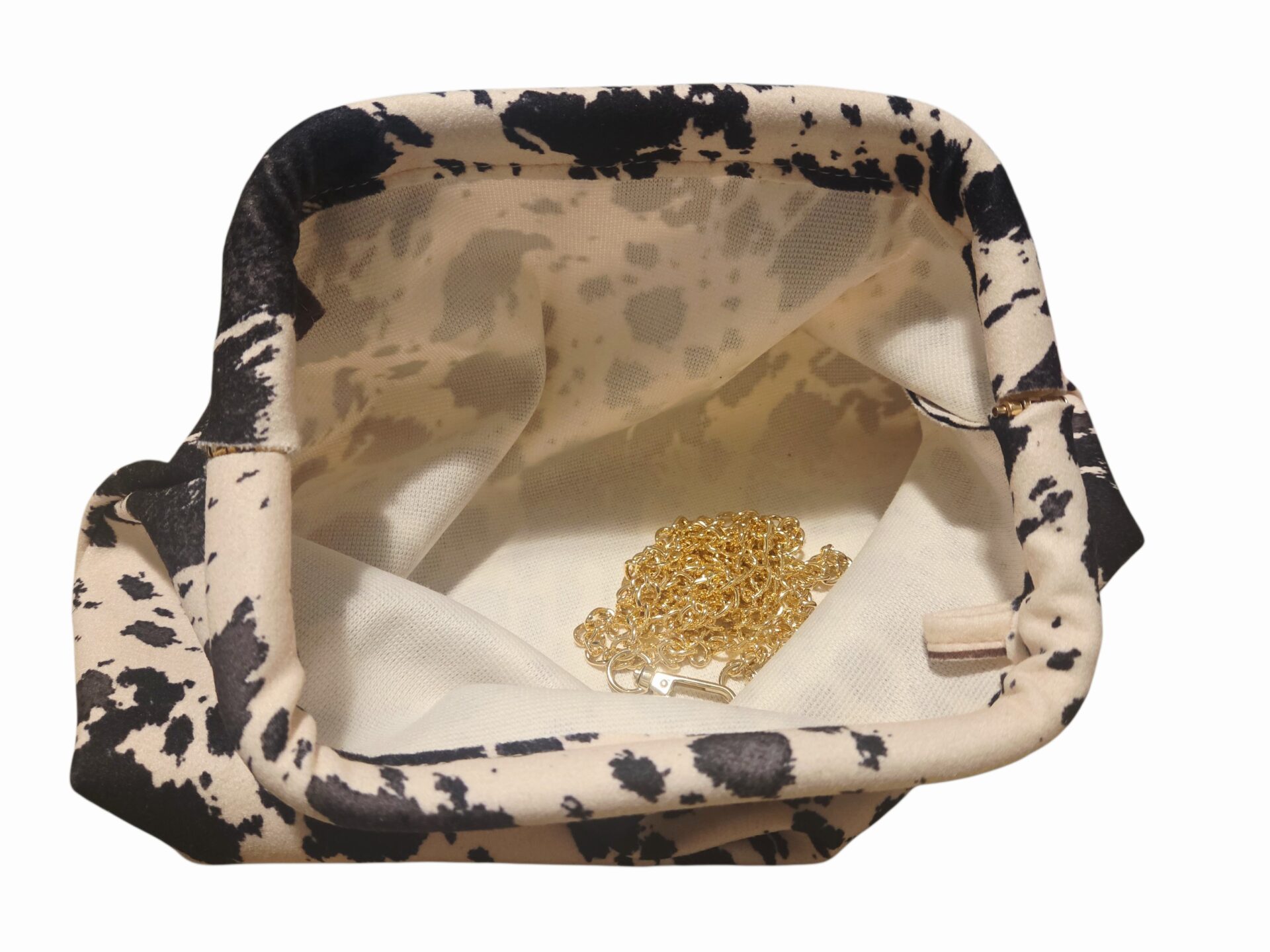 Pochette in tessuto muccato nero ,dotata di catenella dorata,interno nudo. Misure L31 H18 Spedizione Gratuita
