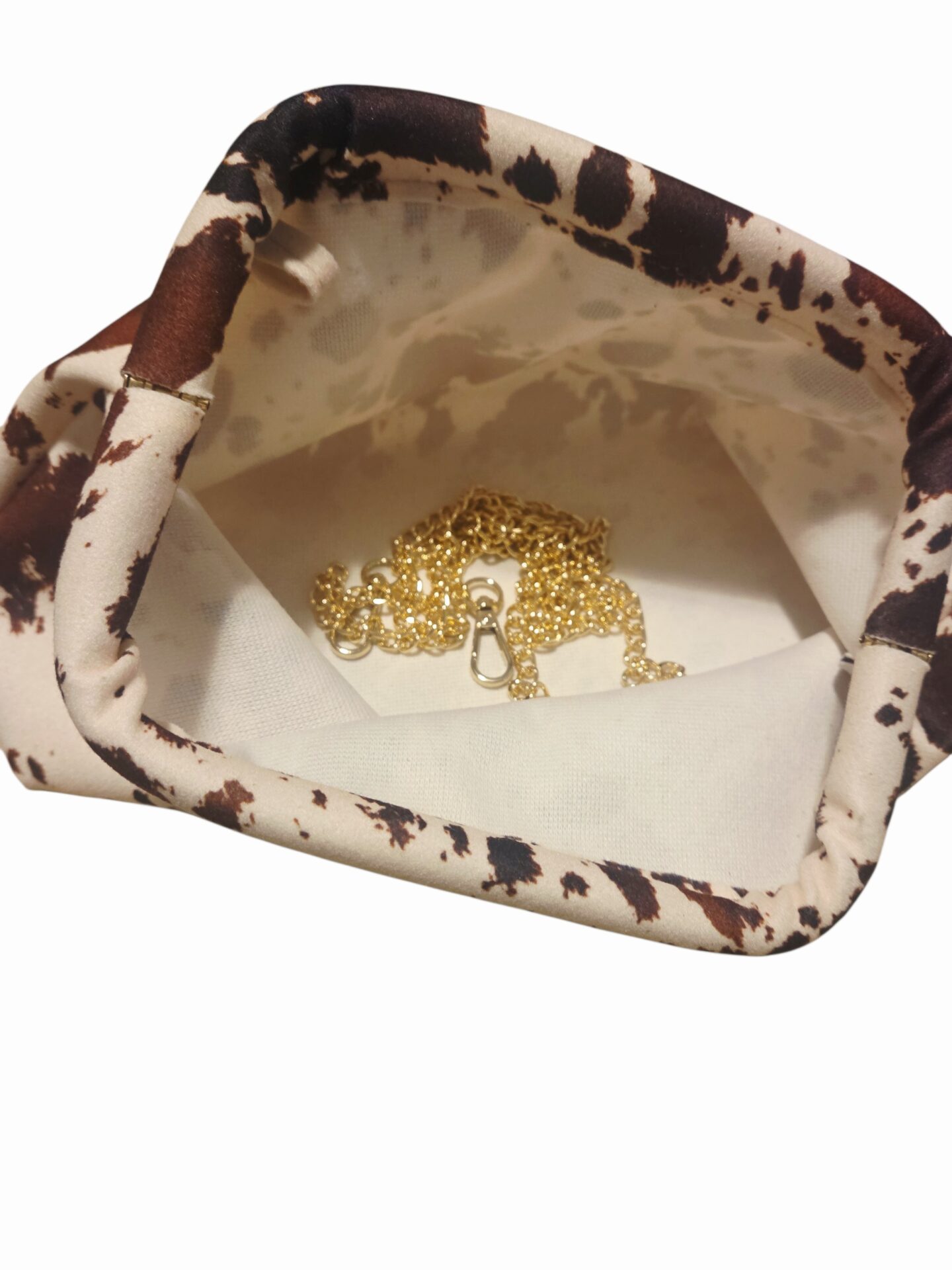 Pochette in tessuto muccato marrone ,dotata di catenella dorata,interno nudo. Misure L31 H18 Spedizione Gratuita