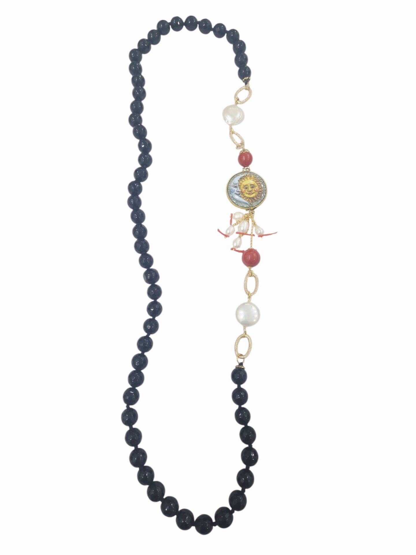 Collana lunga realizzata con onice,perle di fiume e corallo con laterale mattonella in pietra lavica ceramica di Caltagirone. lunghezza 84cm Spedizione Gratuita