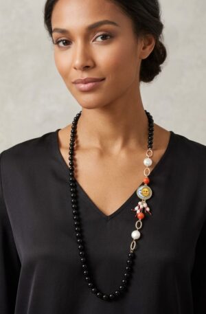 Collana lunga realizzata con onice,perle di fiume e corallo con laterale mattonella in pietra lavica ceramica di Caltagirone. lunghezza 84cm Spedizione Gratuita