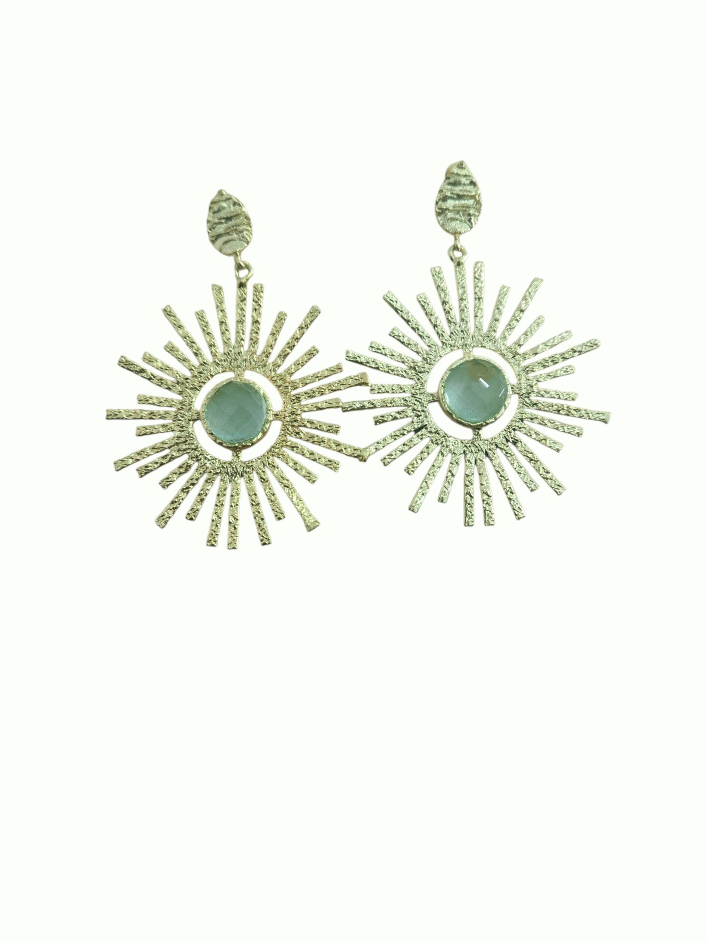 Drop earrings made of beaten brass and central aquamarine. Length 6cm, weight 7.5gr. Free Shipping. Orecchini pendenti realizzati in ottone battuto e acqua marina centrale.lunghezza 6cm peso 7.5gr Spedizione Gratuita