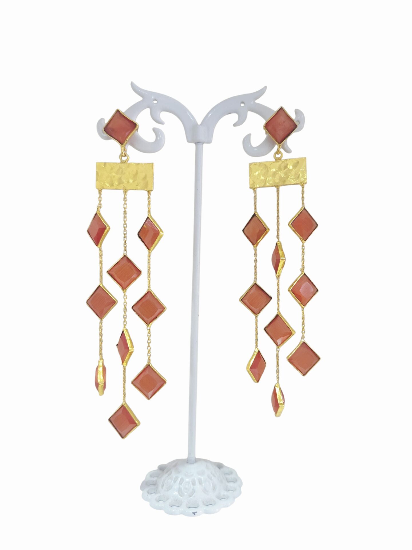 Lightweight drop earrings made with orange cat's eye and brass. Length: 9cm. Weight: 7.6g. Free Shipping. Orecchini pendenti leggeri realizzati con occhio di gatto arancione ed ottone. lunghezza 9cm peso 7.6gr Spedizione Gratuita