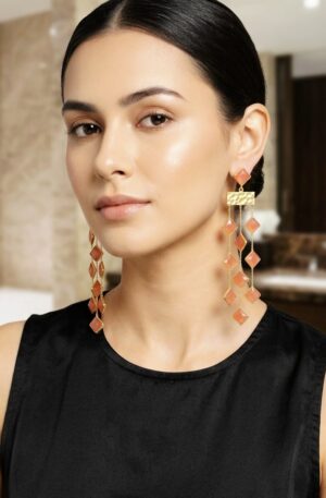 Lightweight drop earrings made with orange cat's eye and brass. Length: 9cm. Weight: 7.6g. Free Shipping. Orecchini pendenti leggeri realizzati con occhio di gatto arancione ed ottone. lunghezza 9cm peso 7.6gr Spedizione Gratuita