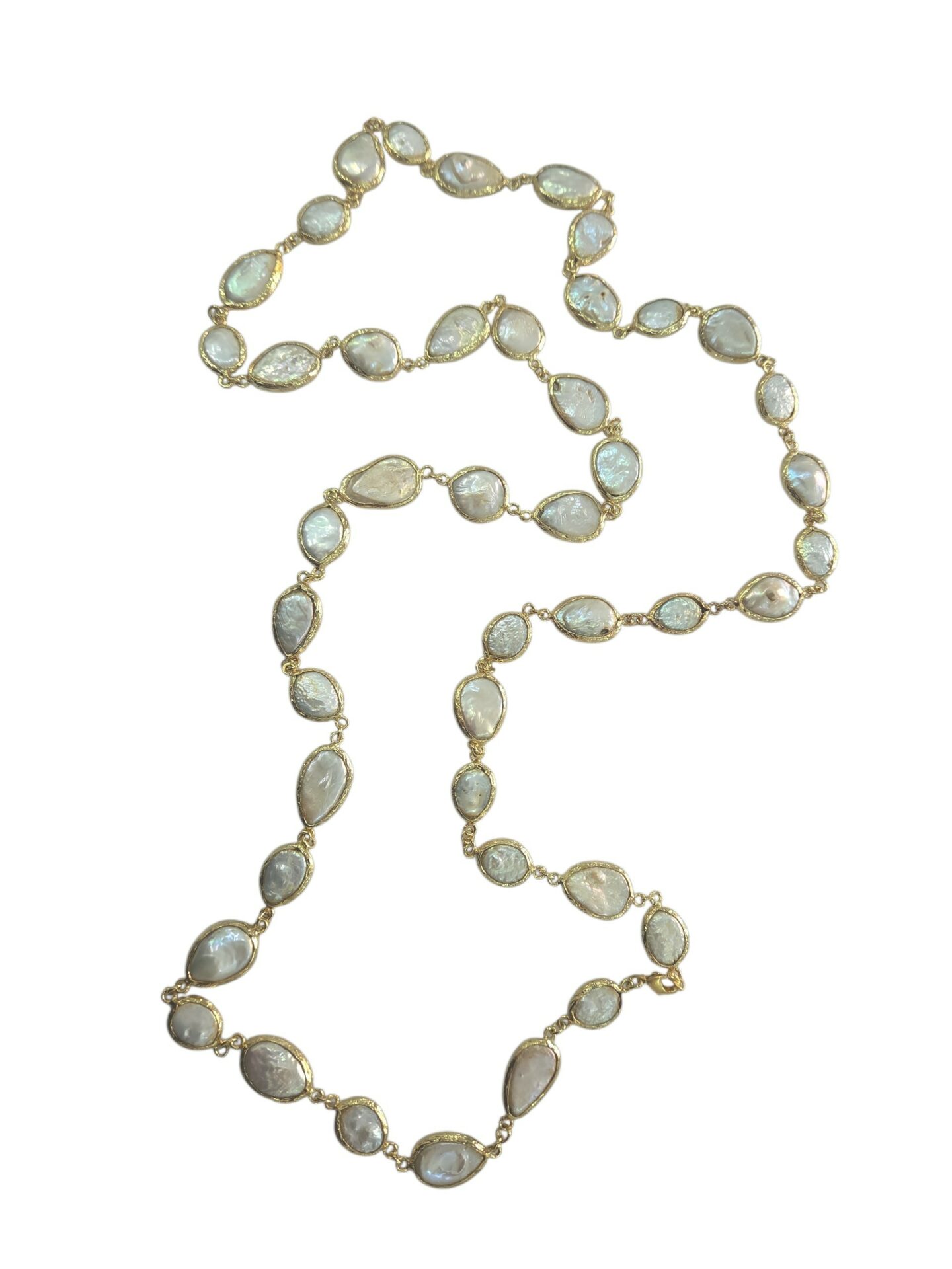 Long necklace made with irregular flat river pearls in various shapes, surrounded by brass, with a lobster clasp closure and the option of a double wrap. Length: 98cm Free shipping Collana lunga realizzata con perle di fiume piatte irregolari e in varie forme contornate da ottone,chiusra con mochettone possibilità di farla doppio giro. lunghezza 98cm Spedizione Gratuita
