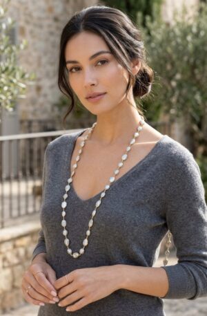 Collana lunga realizzata con perle di fiume piatte irregolari e in varie forme contornate da ottone,chiusra con mochettone possibilità di farla doppio giro. lunghezza 98cm Spedizione Gratuita