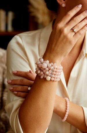 Bracciale elasticizzato realizzato con agata sferica,a goccia e tonda piatta rosa cipria,4 fili con pendneti centrali Spedizione Gratuita