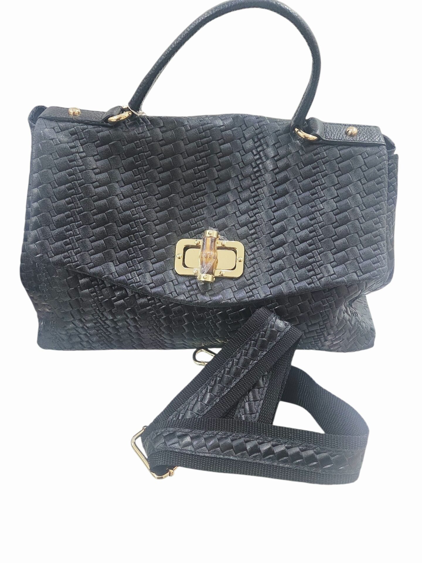Borsa in vera pelle,made Italy,modello postina rivisitata con pelle stampo intreccio nero chiusura in bambù. Interno foderato tre scomparti con tasca laterale con zip.dotata di tracolla larga. misure L37 B25 H21 Spedizione Gratuita Borsa in vera pelle,made Italy,modello postina rivisitata con pelle stampo intreccio nero chiusura in bambù. Interno foderato tre scomparti con tasca laterale con zip.dotata di tracolla larga. misure L37 B25 H21 Spedizione Gratuita