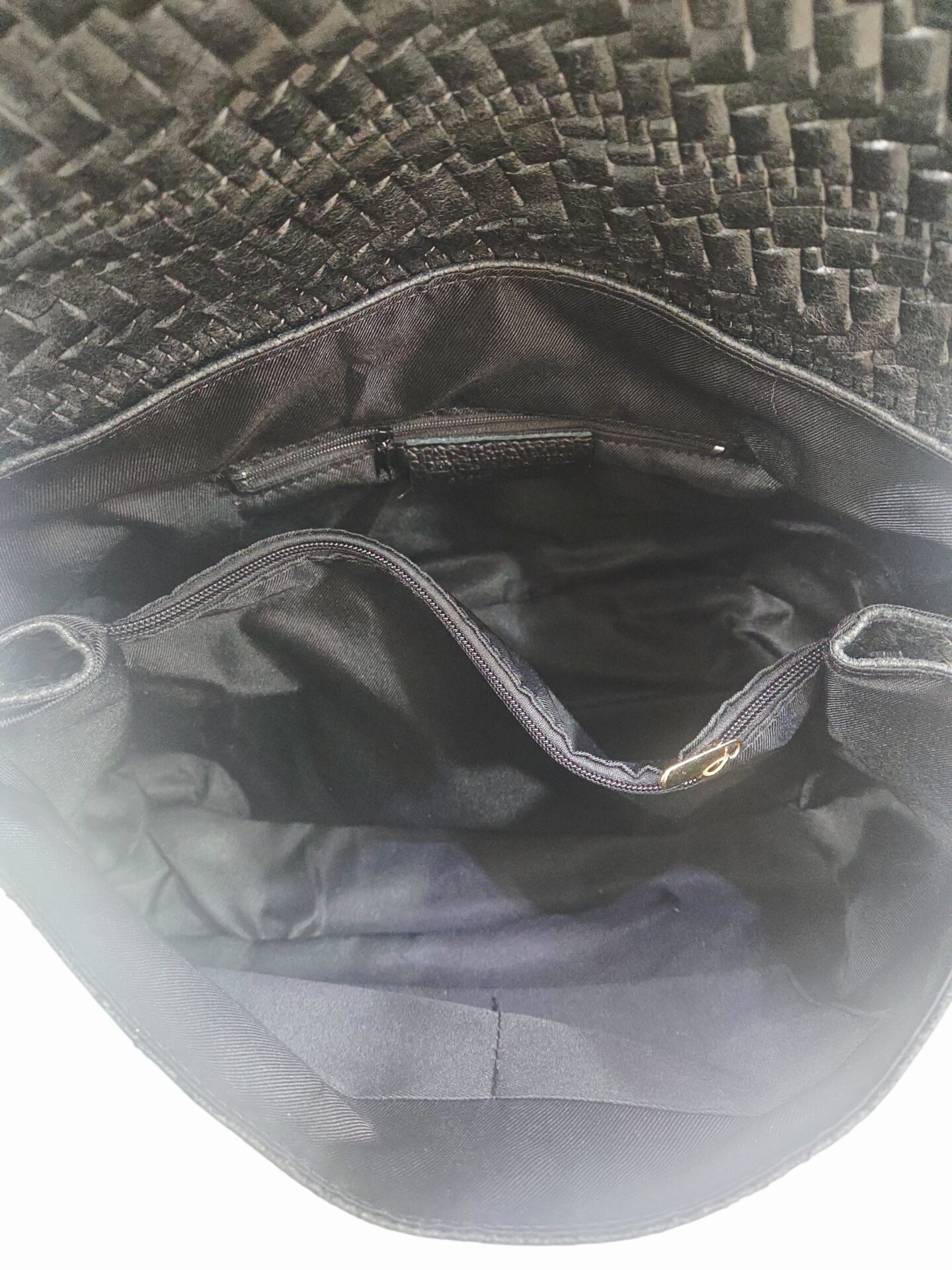 Borsa in vera pelle,made Italy,modello postina rivisitata con pelle stampo intreccio nero chiusura in bambù. Interno foderato tre scomparti con tasca laterale con zip.dotata di tracolla larga. misure L37 B25 H21 Spedizione Gratuita Borsa in vera pelle,made Italy,modello postina rivisitata con pelle stampo intreccio nero chiusura in bambù. Interno foderato tre scomparti con tasca laterale con zip.dotata di tracolla larga. misure L37 B25 H21 Spedizione Gratuita