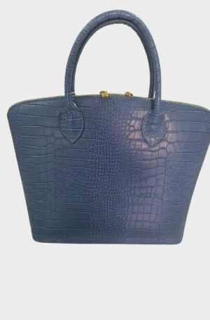 Borsa in vera pelle carta da zucchero,made Italy,stampo coccodrillo,tasca sul retro,apertura connzip interno foderato suddiviso in 3 scomparti con tasche laterali,dotata dintracolla. Misure H29 B16 L30 Spedizione Gratuita