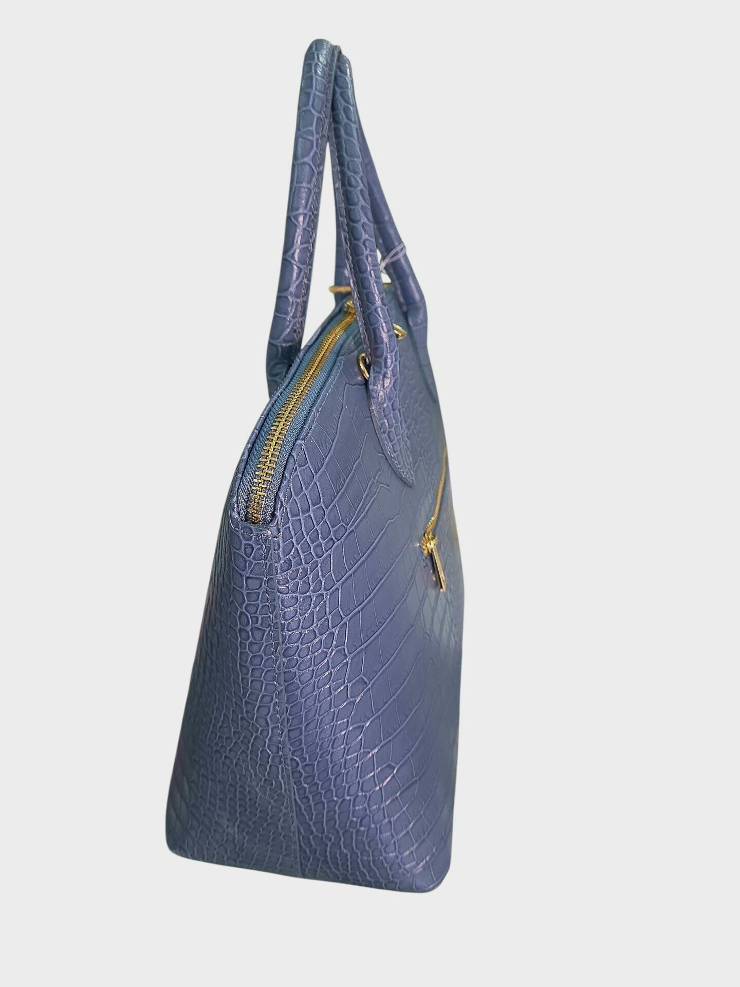 Borsa in vera pelle carta da zucchero,made Italy,stampo coccodrillo,tasca sul retro,apertura connzip interno foderato suddiviso in 3 scomparti con tasche laterali,dotata dintracolla. Misure H29 B16 L30 Spedizione Gratuita Borsa in vera pelle carta da zucchero,made Italy,stampo coccodrillo,tasca sul retro,apertura connzip interno foderato suddiviso in 3 scomparti con tasche laterali,dotata dintracolla. Misure H29 B16 L30 Spedizione Gratuita