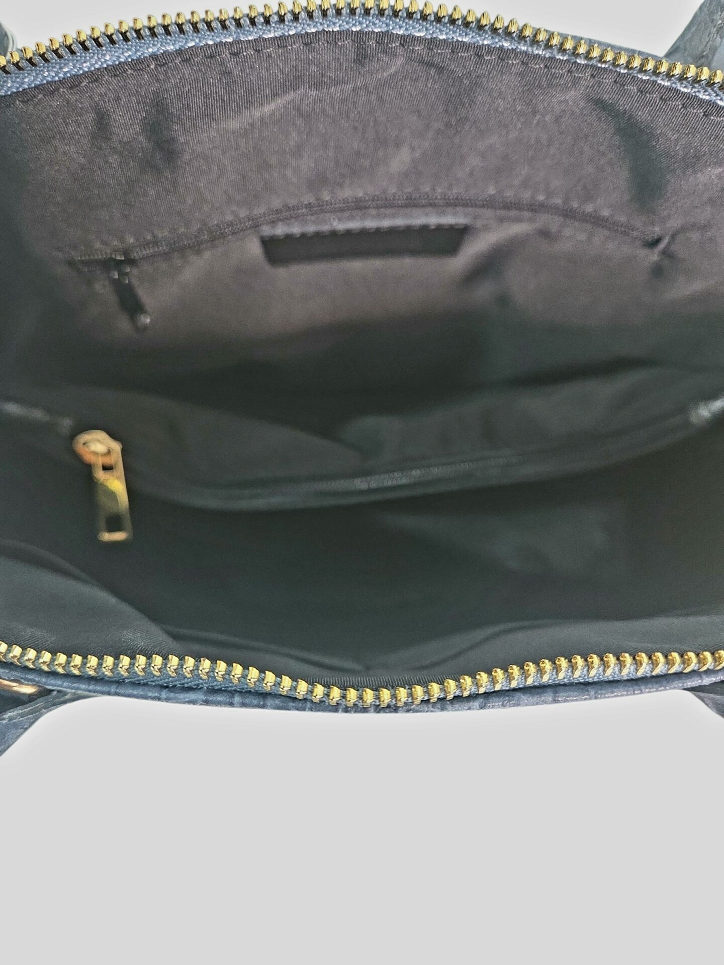 Borsa in vera pelle carta da zucchero,made Italy,stampo coccodrillo,tasca sul retro,apertura connzip interno foderato suddiviso in 3 scomparti con tasche laterali,dotata dintracolla. Misure H29 B16 L30 Spedizione Gratuita Borsa in vera pelle carta da zucchero,made Italy,stampo coccodrillo,tasca sul retro,apertura connzip interno foderato suddiviso in 3 scomparti con tasche laterali,dotata dintracolla. Misure H29 B16 L30 Spedizione Gratuita