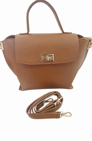 Borsa in vera pelle, made Italy, color cuoio dotata di tracolla e pattina,apertura con zip interno foderato con 3 scomparti e tasche laterali. misure H22 B10 L23 Spedizione Gratuita Borsa in vera pelle, made Italy, color cuoio dotata di tracolla e pattina,apertura con zip interno foderato con 3 scomparti e tasche laterali. misure H22 B10 L23 Spedizione Gratuita