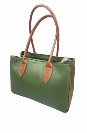 Borsa in vera pelle verde militare e cuoio,made Italy, con manico ampio,interno foderato con 3 scomparti e tasche laterali. chiusura con zip.Misure H24 B15 L33 Spedizione Gratuita