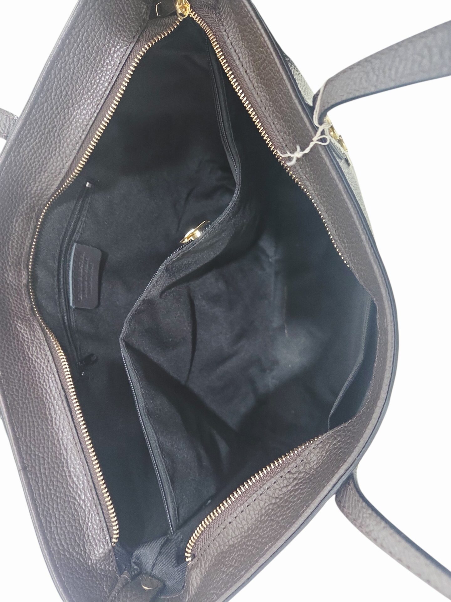 Borsa in vera pelle marrone, made Italy,molto capiente con manici ampi e tracolla,chiusura con zip,interno foderato con 3 scomparti centrale con zip e tasche laterali.misura H29 B15 L36 ampiezza manico 29cm Spedizione Gratuita Borsa in vera pelle marrone, made Italy,molto capiente con manici ampi e tracolla,chiusura con zip,interno foderato con 3 scomparti centrale con zip e tasche laterali.misura H29 B15 L36 ampiezza manico 29cm Spedizione Gratuita