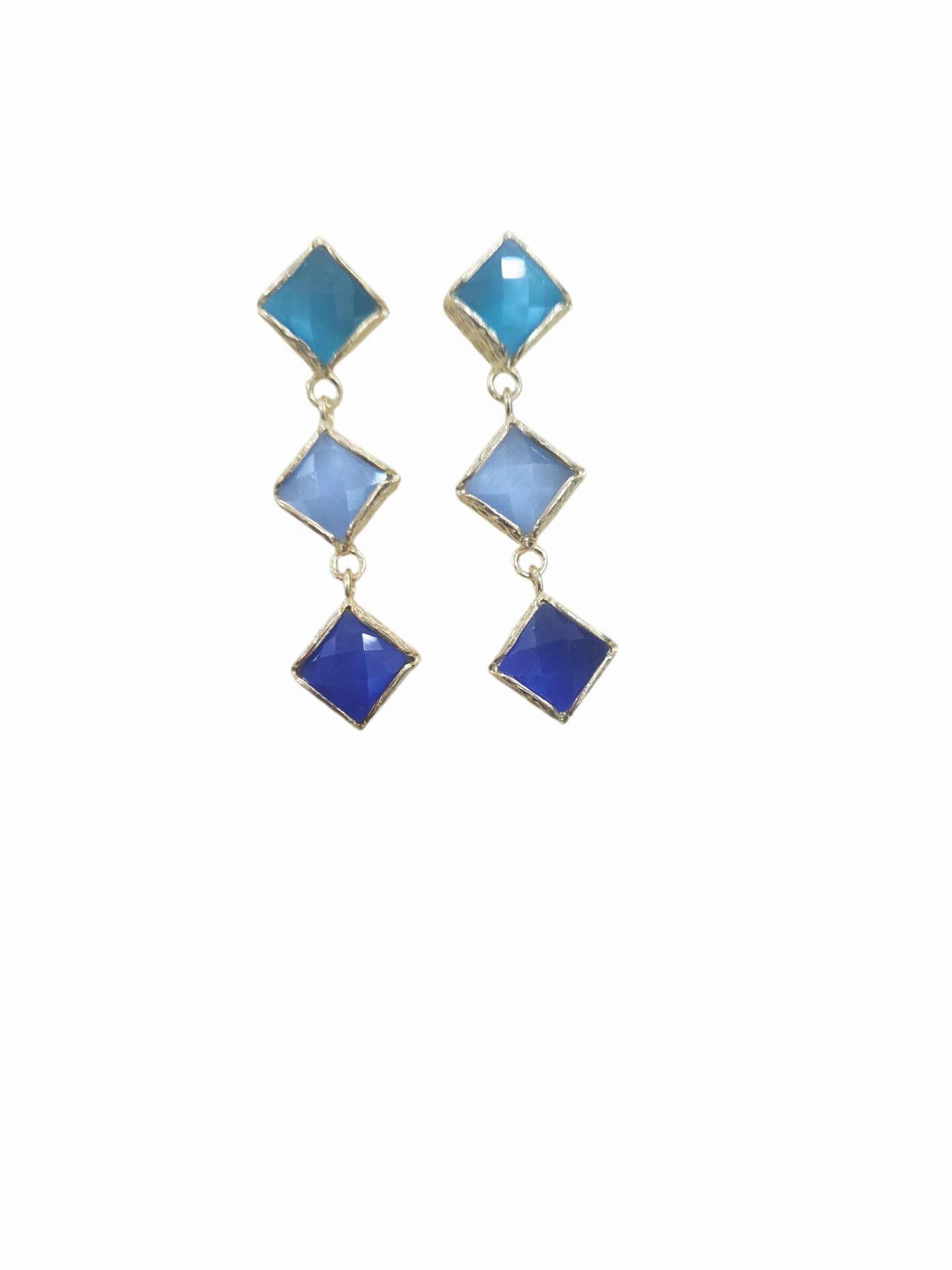 Orecchini realizzati con occhio di gatto tonalità di azzurro su base in ottone. lunghezza 4.5cm peso 6.8gr Spedizione Gratuita