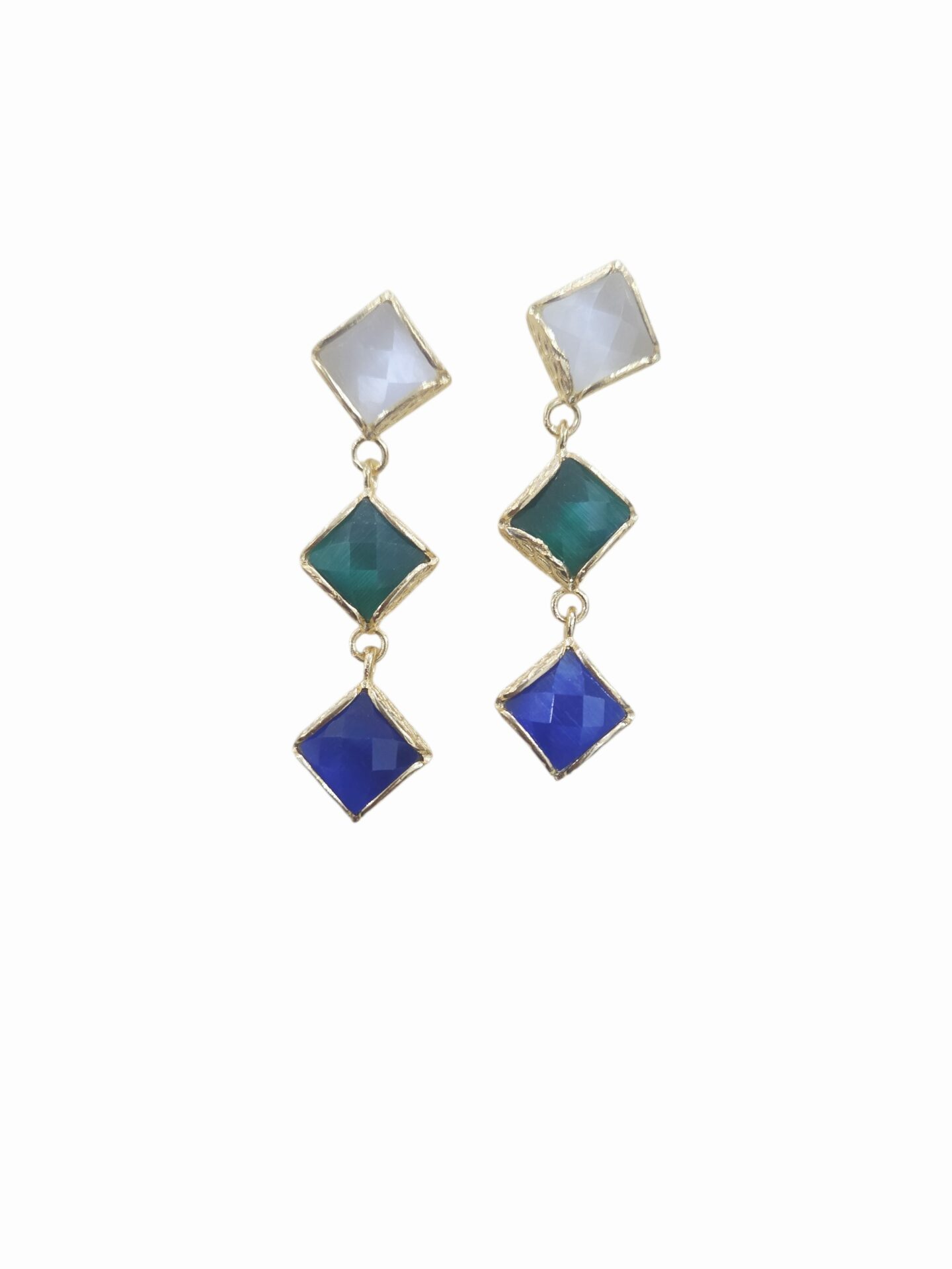 Orecchini realizzati con occhio di gatto neutro verde e blu su base in ottone. lunghezza 4.5cm peso 6.8gr Spedizione Gratuita