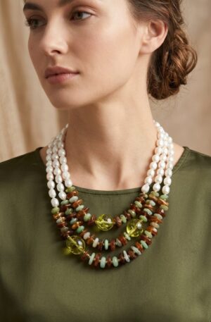 Collana girocollo realizzata con tre fili composta da perle di fiume,ambra naturale gialla e verde, crisoprasio ed ematite. lunghezza 55cm Spedizione Gratuita
